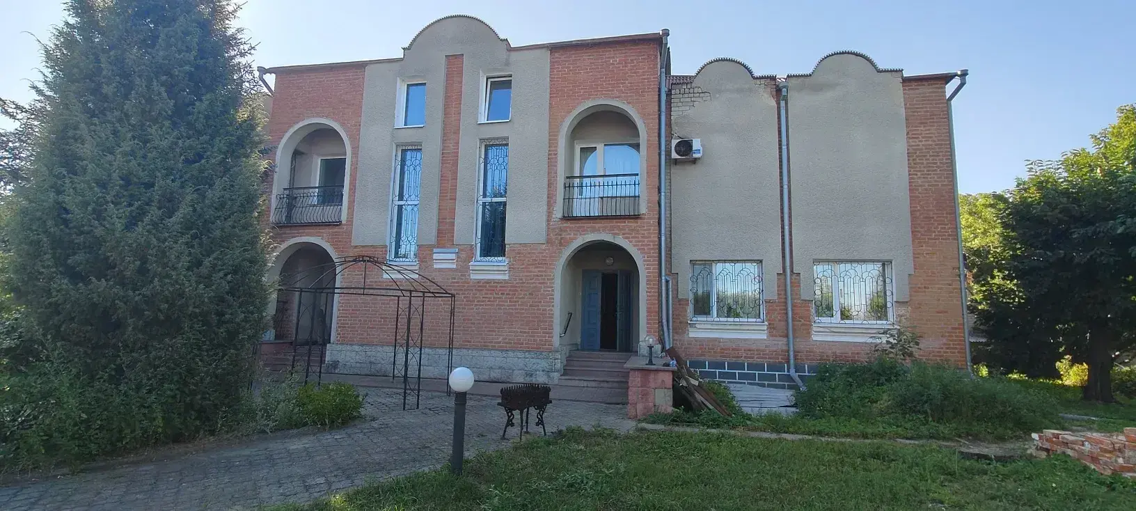 Зображення Продається чудовий двоповерховий житловий будинок з двома окремими входами від власника.Додатково є підвал в будинку і мансарда по всій площі будинку ( 3 поверх)В будинку:дві повноцінні кухніпо 15 кв.м.;чотири повністю облаштовані санвузли по 7 кв. м.;6 великих спалень;дві великі кімнати з камінами;дві їдальні по 23 кв. м.В будинку облаштовано два альтернативні види опалення: газове та твердопаливне (працює навіть без електрики).Площа земельної ділянки 27 соток.На ділянці є відокремлений гараж на два автомобіля близько 60 кв.м. з двома високими воротами, є оглядова яма.Відокремлений цегляний погріб глибиною 6 метрів, залізобетонне перекриття, площею 20 кв.м.На ділянці також є окрема будівля, яка включає:2 господарчих приміщення загальною площею 30 кв.м.;літня кухня 12 кв.м.;баня з басейном 20 кв.м.Всі приміщення мають окремі входи. Є можливість облаштування мансарди по всій площі даної будівлі.Є родючий сад, галявина для відпочинку, альтанка.В пішій доступності:Метро, АТБ, Епіцентр, Свіжина, Центральний автовокзал.